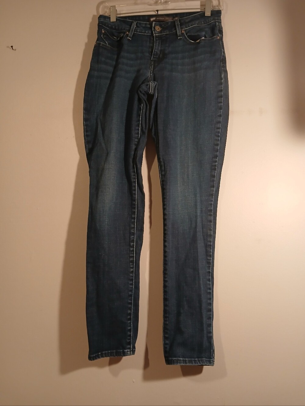 Levi Ladies Blue Jeans. Bold Curve. Size 6. ( 28X29.5)